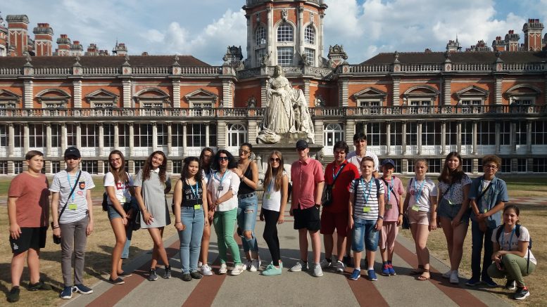 Tabara in Londra, Royal Holloway University, Anglia